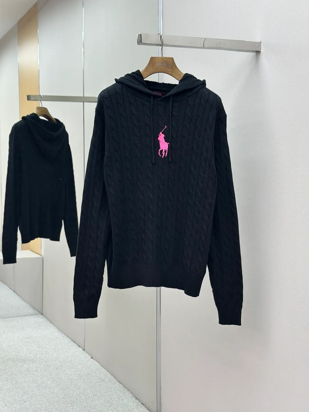 P490 Ralph Lauren embroidered hooded cable sweater. Tailor-woven velvet-feel wool twist. Light and warm as clouds. Comfortable against the skin. Use blazing pink as the canvas and add a touch of black as the highlight of the soul. Dare to stand out and know how to restrain. The iconic horse logo embroidery is embellished on the chest. Untimely but fatal romance. Gentleman's style philosophy. The classic cable knitting structure design injects the soul. The arrangement is precise and orderly. The dance of the hood is a combination of strength and softness. Give the classics a sense of the future, make retro no longer outdated, and stick to the timeless elegance and taste. Process 1: Use imported machine embroidery technology and use advanced computer control systems and precision mechanical components to achieve the iconic pony embroidery operation with high precision and smooth and delicate lines. Process 2: Three-dimensional cable weaving. Through the clever shifting and interweaving of coils, adjacent coils are cross-shifted to form a twisting effect of cable. The lines are smooth and regular, time-consuming and laborious. Process 3: Garment washing water plus soft and deodorizing process. Deep cleaning and deodorizing of clothes through professional washing equipment and specific detergents. Improve the feel and appearance of clothes. Accessories: Customized Ralph Lauren trademark. Version: Fitted version. Size: S M L XL. Style number: CC921-B60.